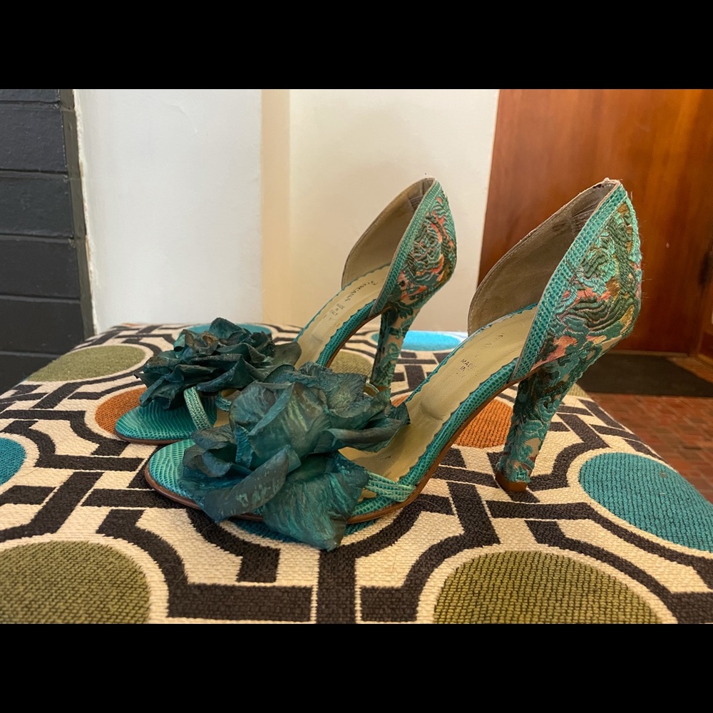 Donna Toscana turquoise embroidered heels